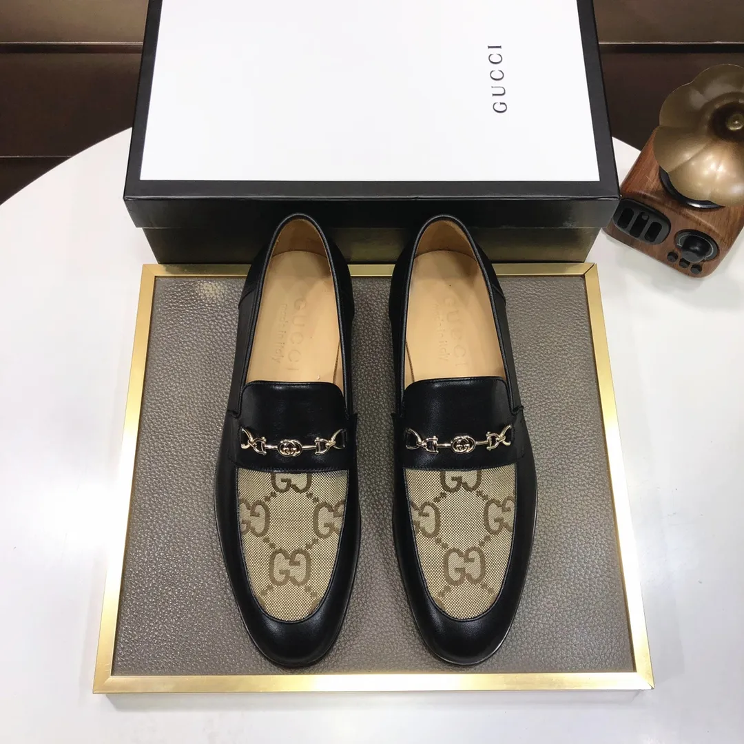 Factory batch 500💰Italy’s top luxury men’s shoe giant (GUCCI) (Gucci) (full cowhide lining) new arrival🍃Original European style🔰 Pleasant to the eye😍In order to make the shoes more durable and non-deformable🌀The production continues to follow traditional methods but there is still no lack of innovation💪The original sheepskin is selected for the leather♻️Smooth, natural and extra bright⭐Made of imported cowhide The rich man’s first choice 38-45 (45 customized)